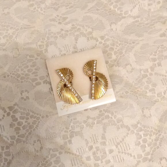 Vintage White Clear Cubic Zirconia Gold Tone Earrings Non-Pierced Clip Earrings - Picture 3 of 7